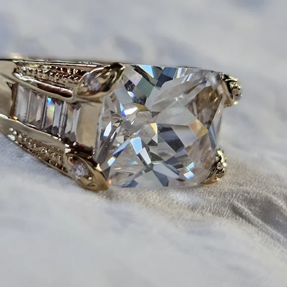 Elegant Silver Women's Ring with Clear Gemstone - Picture 4 of 14